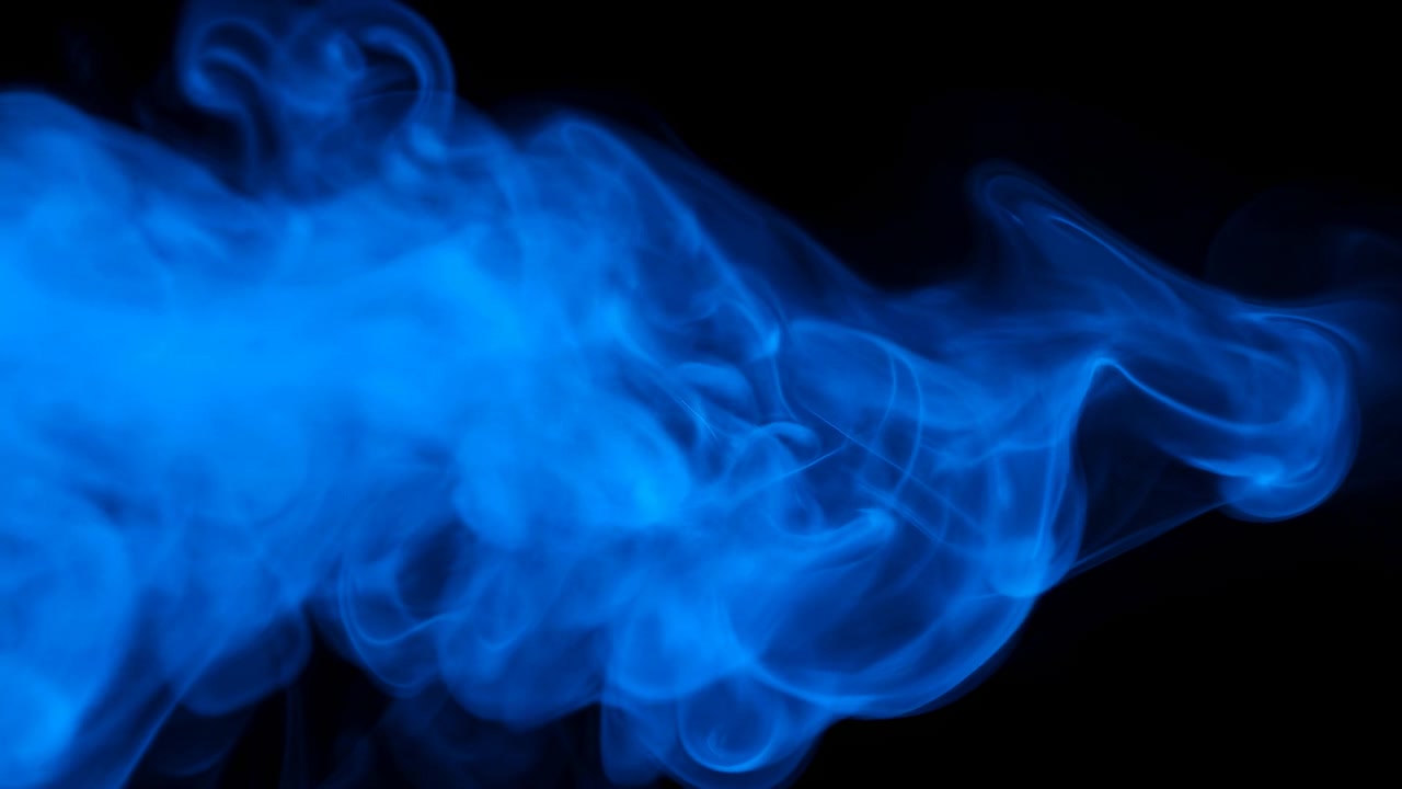 Fumo blu che scorre e si avvolge, su sfondo nero, con fumo blu, da una prospettiva laterale, con accenti blu e neri, e un'atmosfera misteriosa ed eterea, con luce chiara e composizione equilibrata