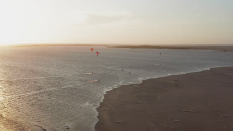 Antena:-Kitesurfistas-En-La-Laguna-De-Atins,-Norte-De-Brasil