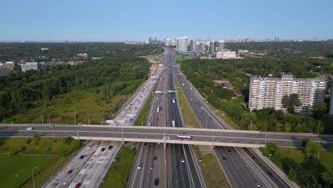 Autopista-Muy-Transitada-Con-Vehículos-Circulando-Durante-El-Día-Y-Transporte-De-Mercancías.