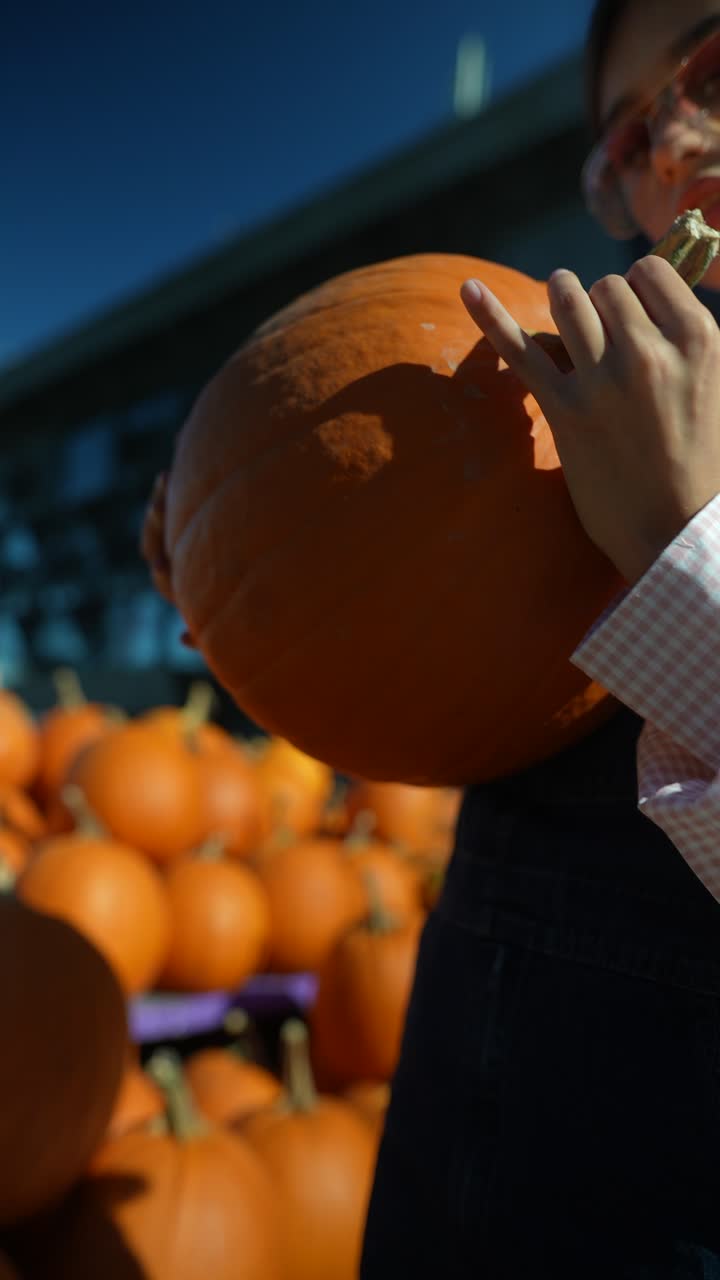 농장 시장 에서 호박 을 들고 있는 십대
