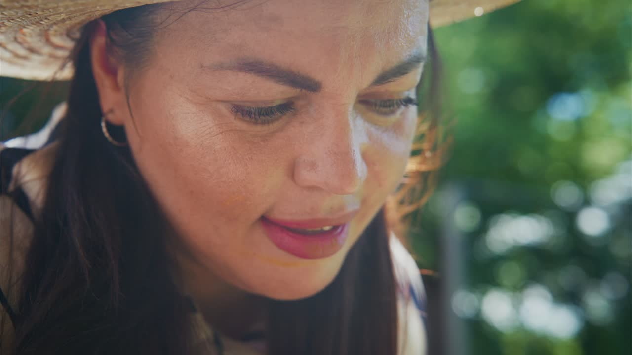 모자를 입은 여자