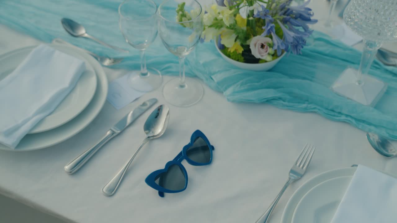 elegante mesa con detalles azules y florales