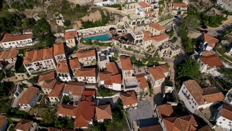 hermoso pueblo en la costa del mar jónico en albania con resorts, casas de piedra, adoquines en callejones estrechos y iglesia