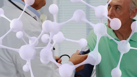 animación de moléculas sobre el médico senior caucásico y el paciente