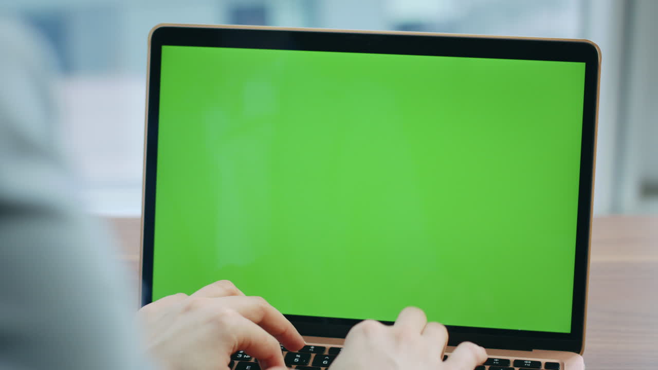 las manos de la mujer trabajando en una maqueta de portátil en una oficina moderna de cerca.