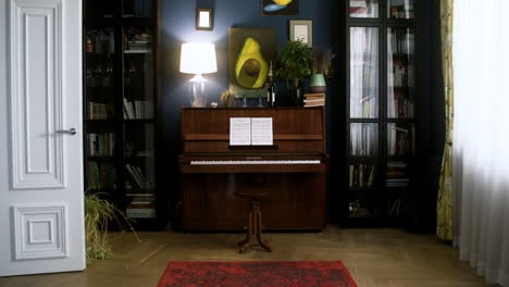 Piano-En-La-Sala-De-Estar