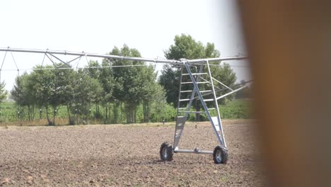 Seitenansicht-Pivot-Bei-Der-Arbeit-Im-Kartoffelfeld,-Bewässerung-Der-Ernte-Für-Mehr-Wachstum