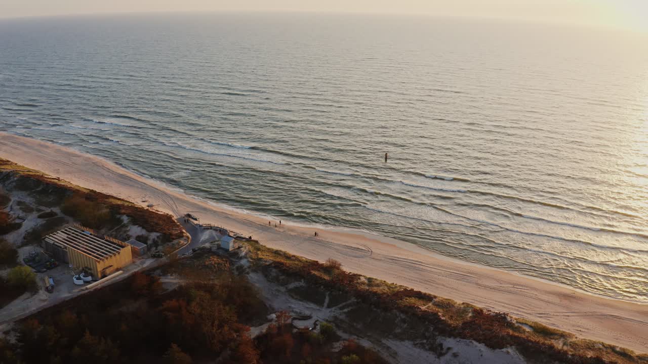 прибрежный закат с людьми