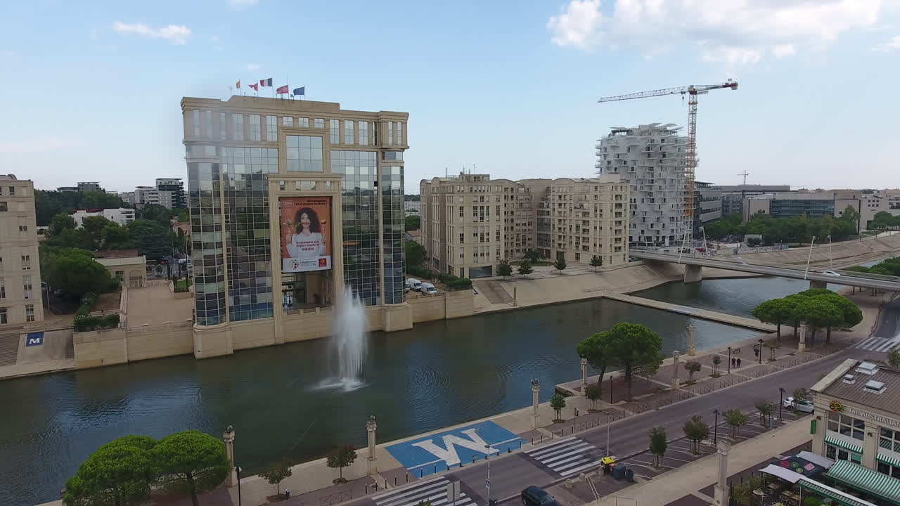 Edificio arquitectónico moderno con fuente gigante en Montpellier Lez Vista aérea