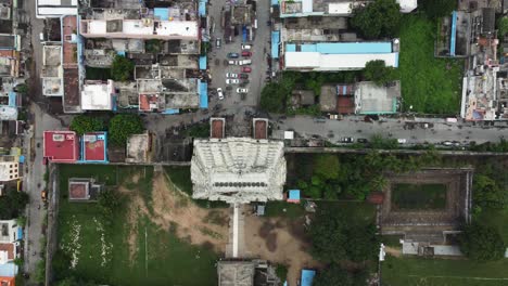 Vista-Superior-De-La-Torre-Del-Templo-Hindú-Y-La-Calle-Suburbana