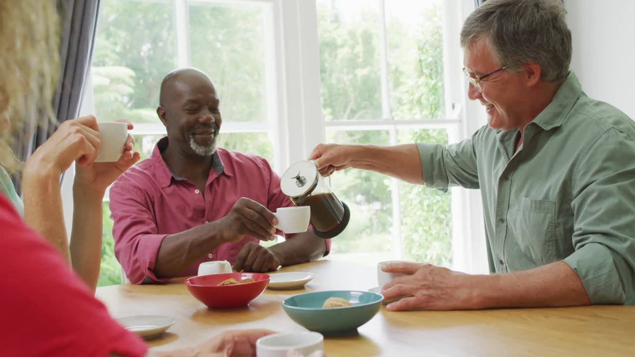 Animasjon av glade, ulike seniorvenner som drikker kaffe hjemme