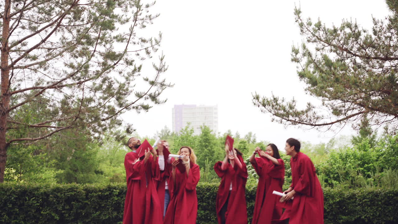 흥분한 졸업생들이 축하하고 있습니다.