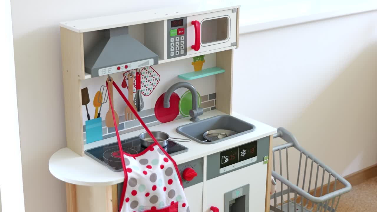 빈 유치원 교실 안의 작은 놀이 주방 세트