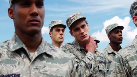 soldados militares de pie en el campamento de entrenamiento 4k