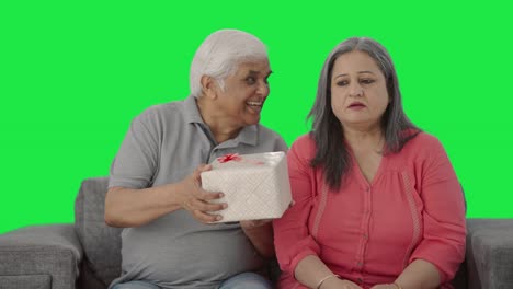 el feliz viejo marido indio sorprende a su esposa con un regalo pantalla verde