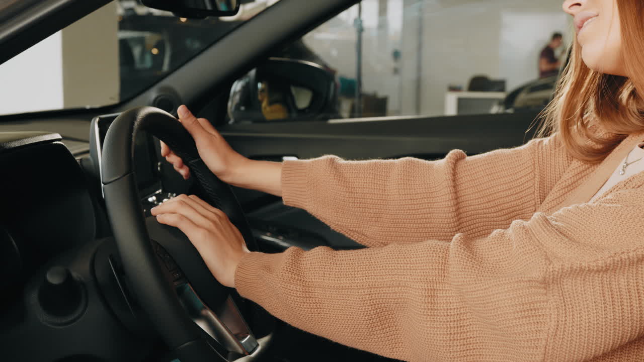 prueba de mujer conduciendo un coche en un concesionario