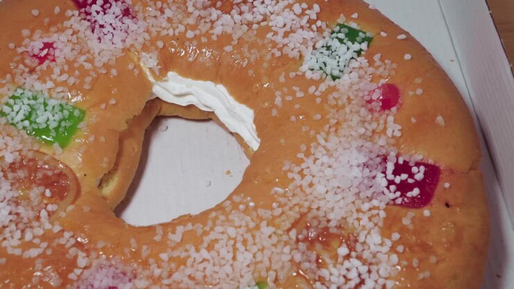 Roscon de Reyes, dolce tradizionale spagnolo con frutta candita, panoramica dall'alto verso destra