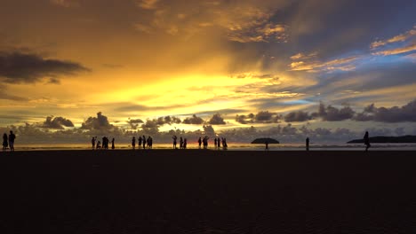 Malerischer-Bunter-Sonnenuntergang-Am-Strand-Von-Tanjung-Aru-In-Der-Stadt-Kota-Kinabalu