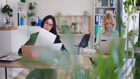 Zwei-Weibliche-Unternehmensmitarbeiterinnen-Konzentrierten-Sich-Auf-Die-Arbeit