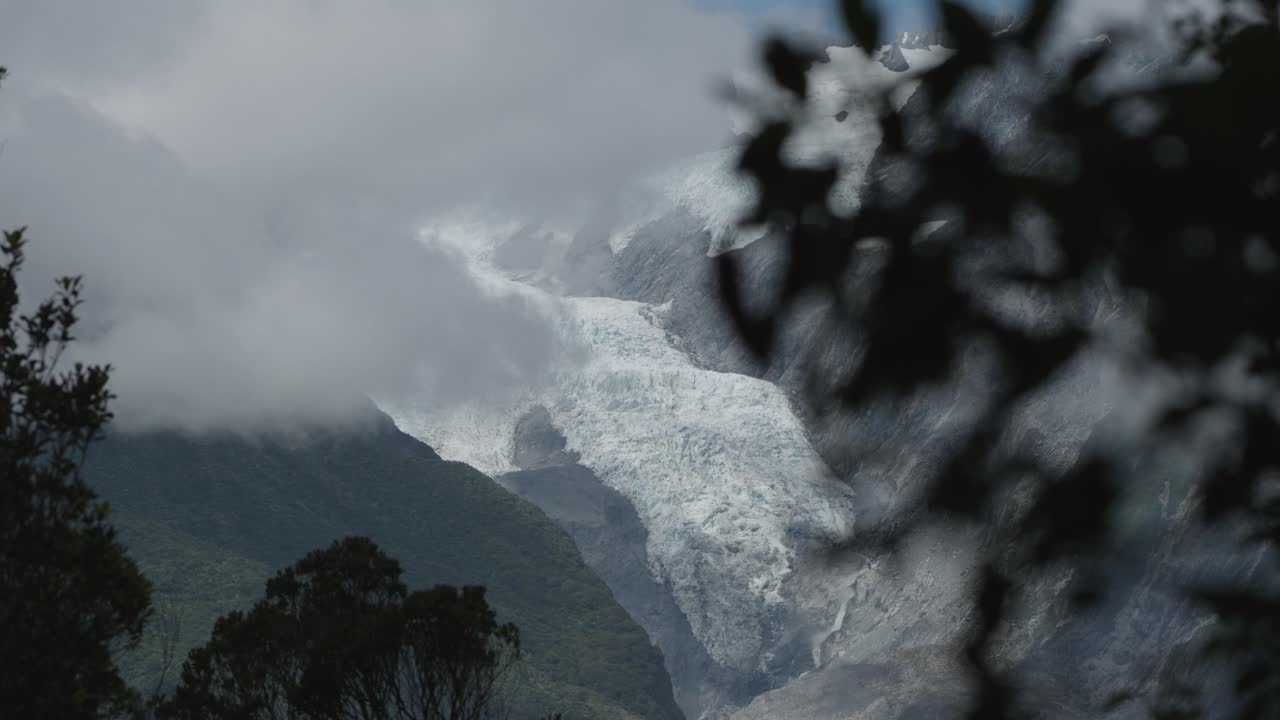 Gletsjer- og bjergudsigt på en overskyet dag ved Franz Josef, Vestkysten, New Zealand