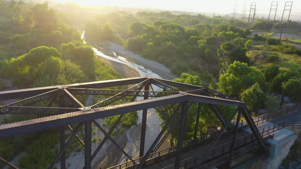 캘리포니아주 산타 클라리타의 철마 다리 트레일헤드