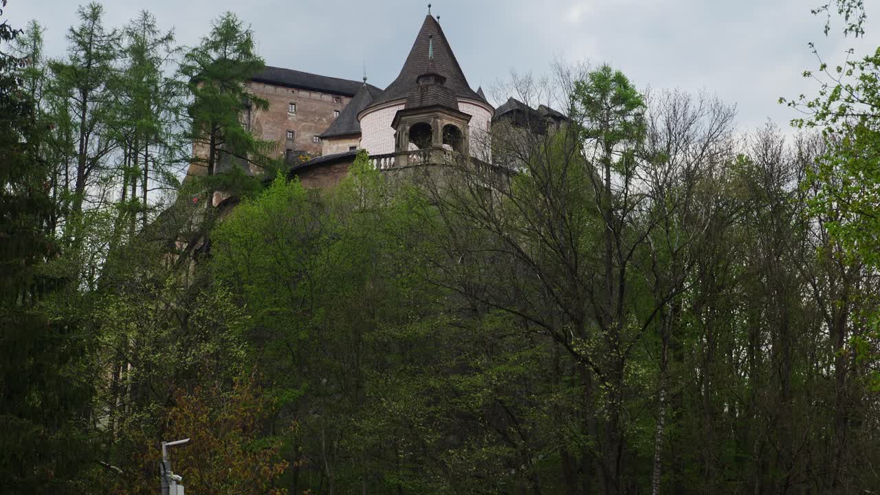 Kippblick auf die Burg Orava, Slowakei, an einem bewölkten Tag