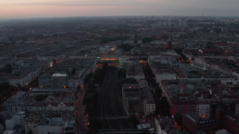 Diapositiva-Y-Panorámica-Vista-Aérea-De-La-Ciudad-De-La-Mañana.-Volar-Sobre-El-Barrio-Urbano-Antes-Del-Amanecer.-Berlín,-Alemania