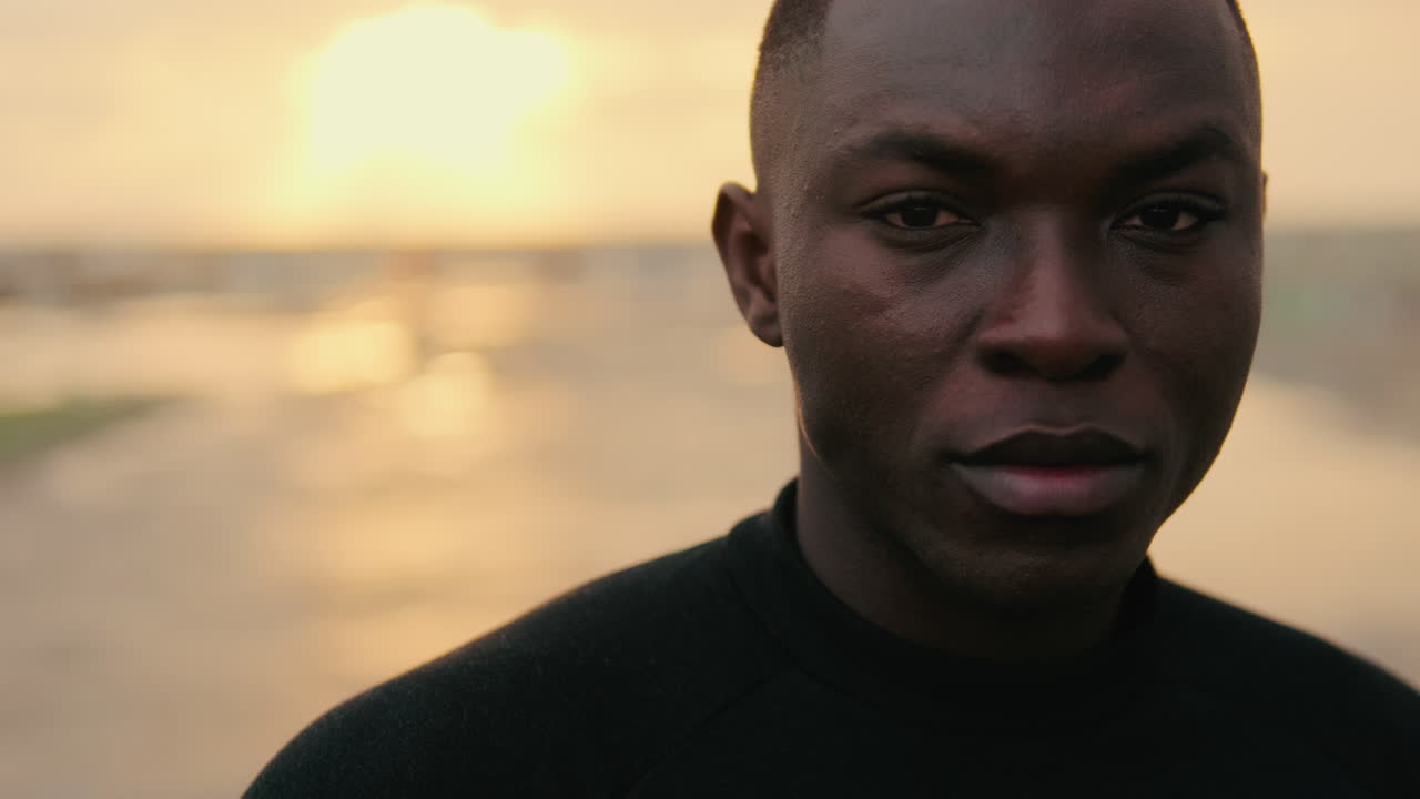 Retrato em close-up de um jovem homem negro ao pôr do sol