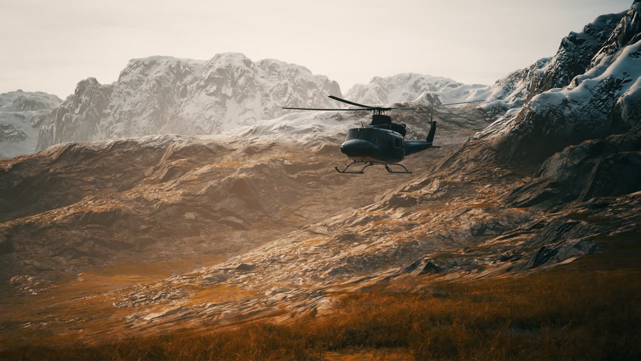 cámara lenta helicóptero de la época de la guerra de vietnam en las montañas