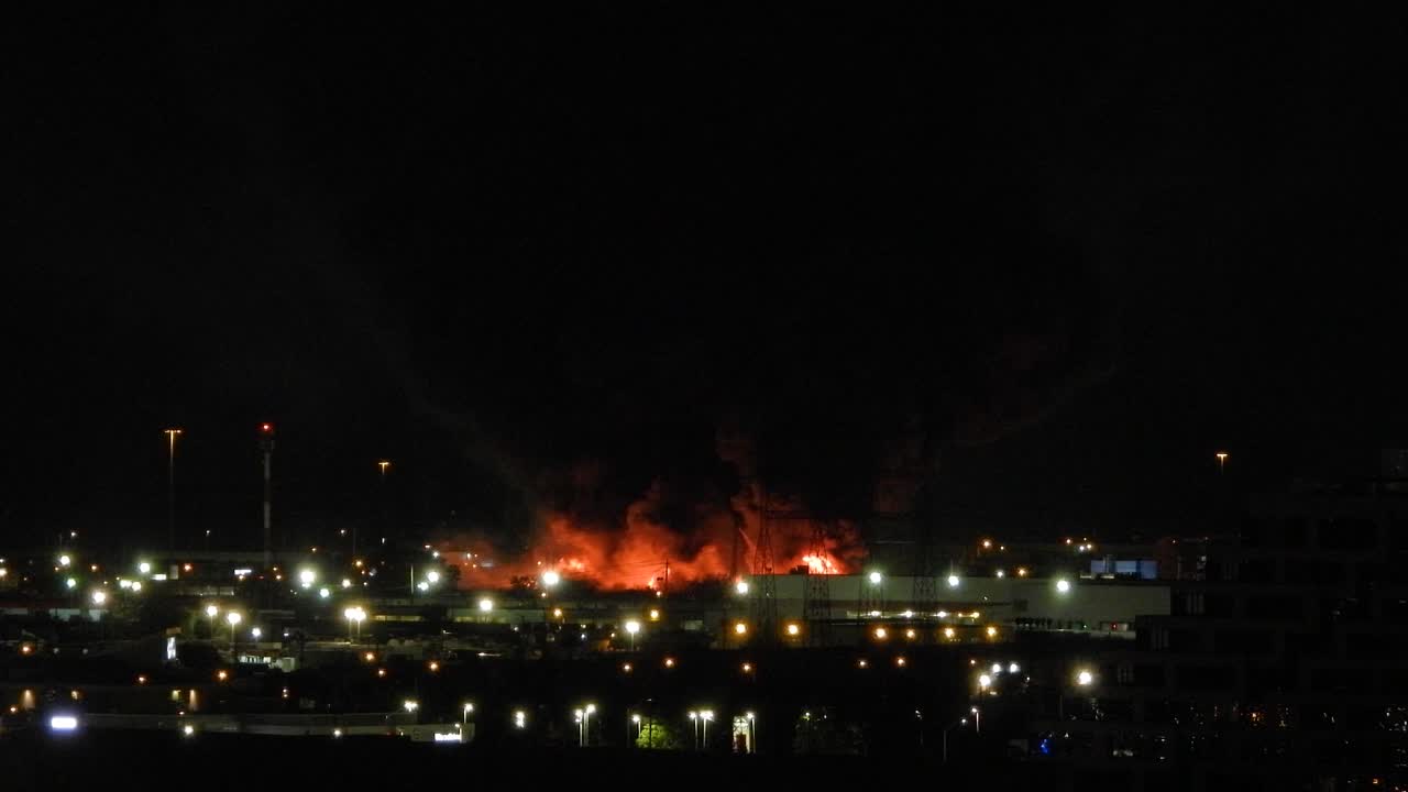 밤에 연기가  ⁇ 어나오는 불길에  ⁇ 싸인 화학 공장의 정적  ⁇