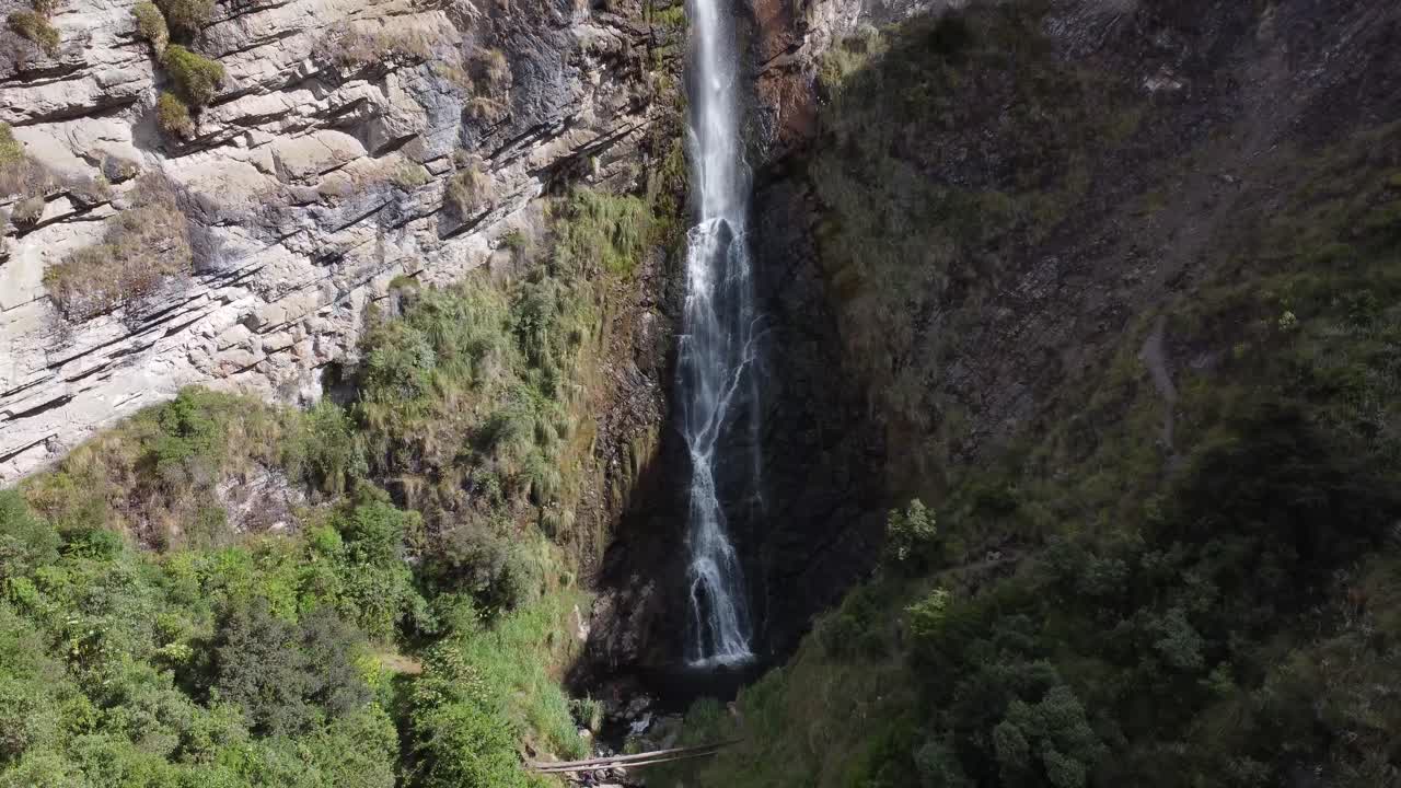 captivador drone se acerca a la cascada de candela fasso en cotopaxi, ecuador