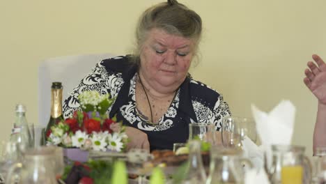 los ciudadanos mayores celebran las fiestas en una cena festiva.