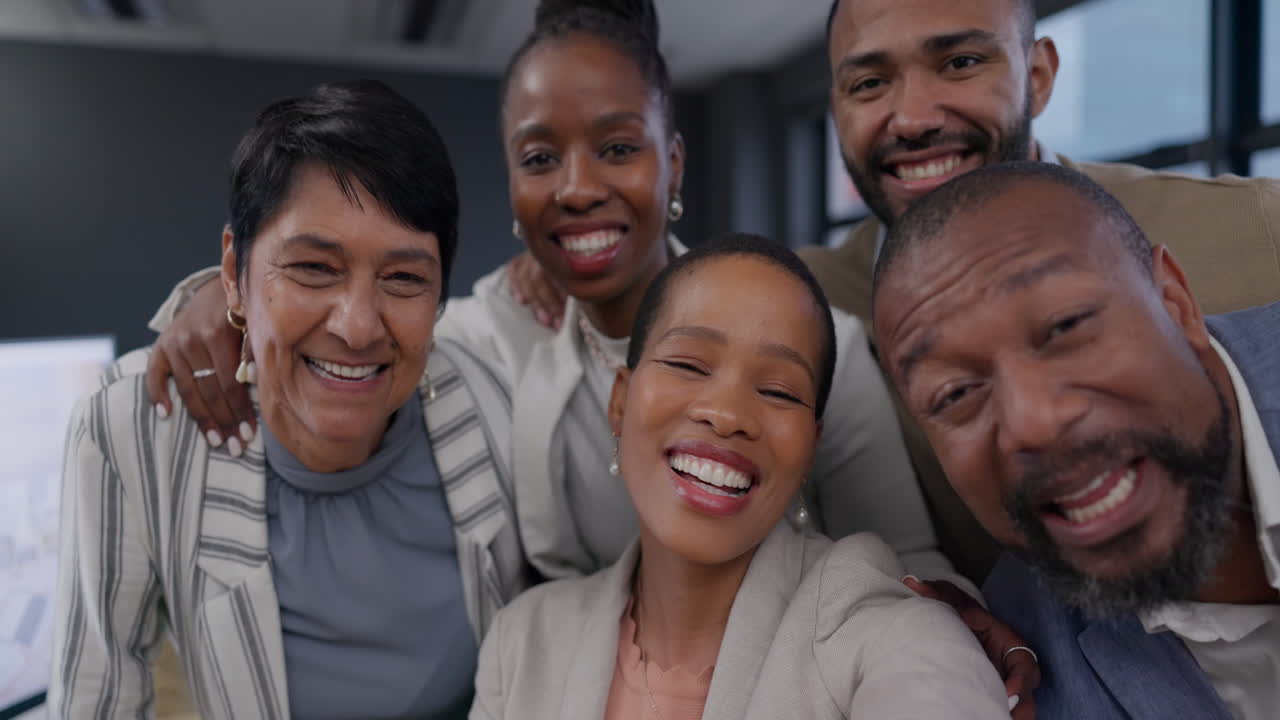 cara, selfie y gente de negocios con el signo de la paz