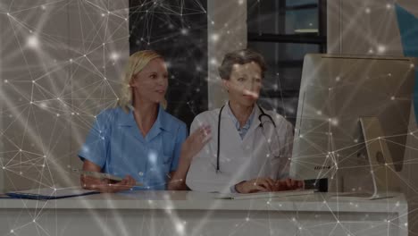 animación de redes de conexiones sobre mujeres médicas caucásicas usando computadora