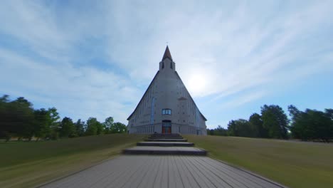 hyperlapse-aufnahme der bewegung in richtung der modernen kirche