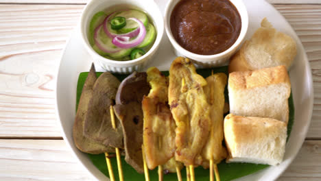 satay de cerdo y satay de hígado con pan y salsa de maní