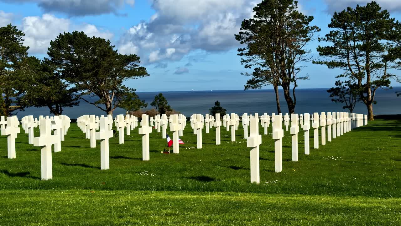 Lapidi a croce al Cimitero e Memoriale Americano di Normandia a Colleville-sur-Mer, Francia. Ripresa panoramica