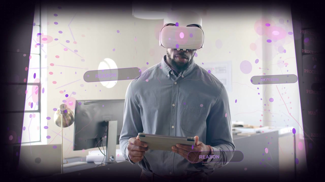 Mann på teknologikontor iført VR holder nettbrett, trykker og klyper, viser AR-paneler som analyserer data.