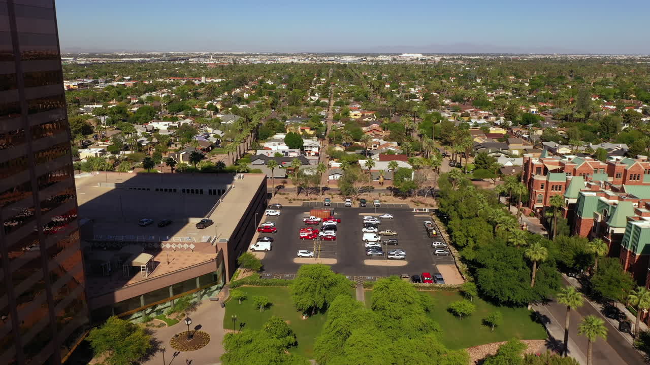 vehículos estacionados en el estacionamiento cerca del edificio de la torre bmo en la ciudad de arizona, ee.uu.