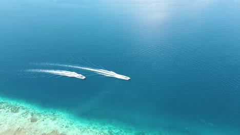 Kamerafahrt-Von-Zwei-Booten,-Die-Im-Blauen-Meerwasser-Auf-Der-Insel-Sabah,-Malaysia,-Rasen