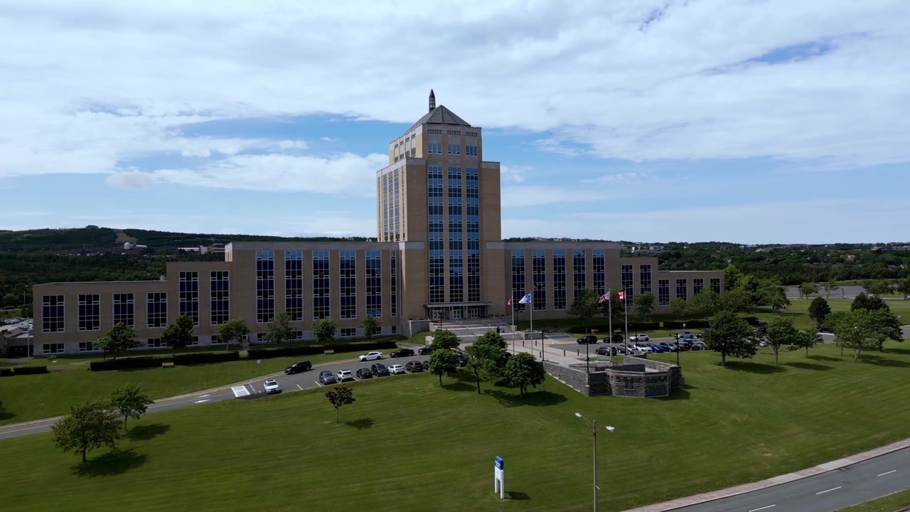 Una ripresa che si avvicina alla facciata del Confederation Building a St. John's, Terranova, Canada