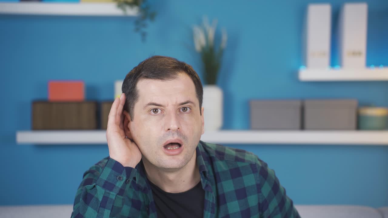 el hombre que se sorprendió por la noticia que oyó y declaró que no se lo diría a nadie.