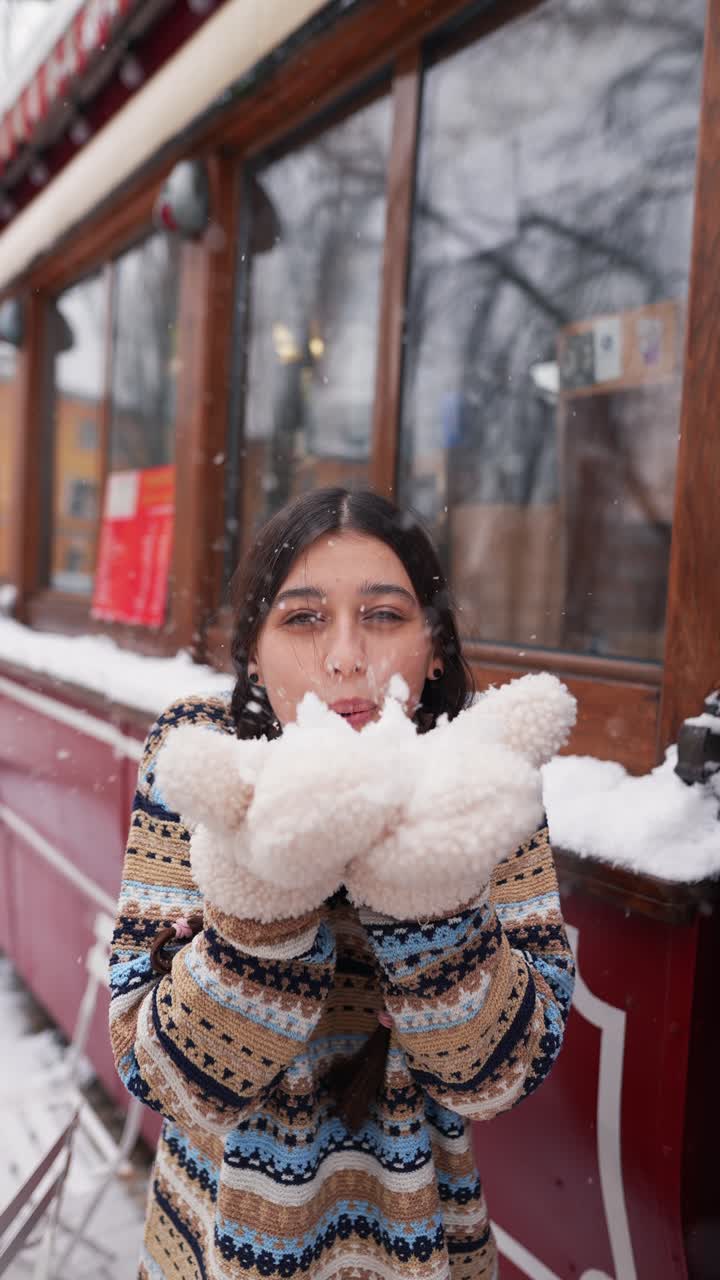눈 속에서 놀고 있는 소녀