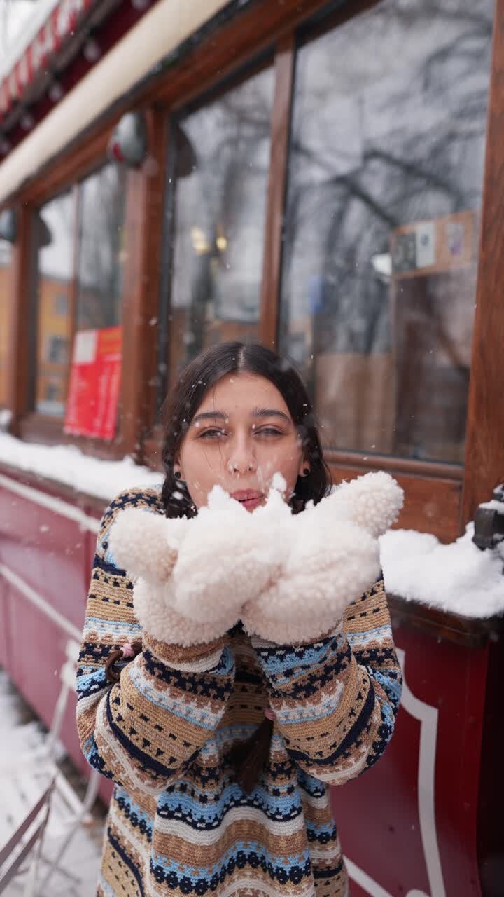 Ragazza che gioca nella neve