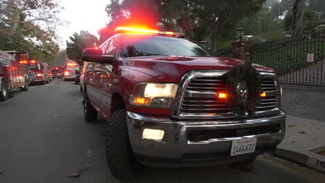 camiones de bomberos en la escena de un gran incendio