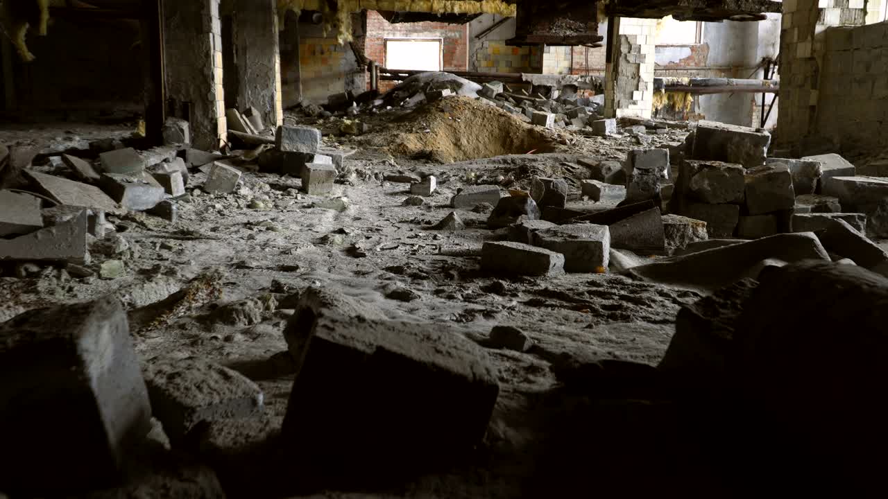 큰 산업 건물이 파괴됐습니다.