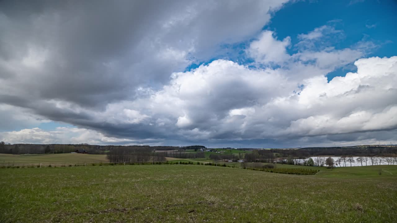 nubes sobre lapso de tiempo de paisaje de campo. casubia, polonia