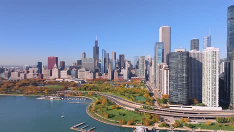 parque del milenio de chicago y la orilla del lago durante la vista aérea de otoño