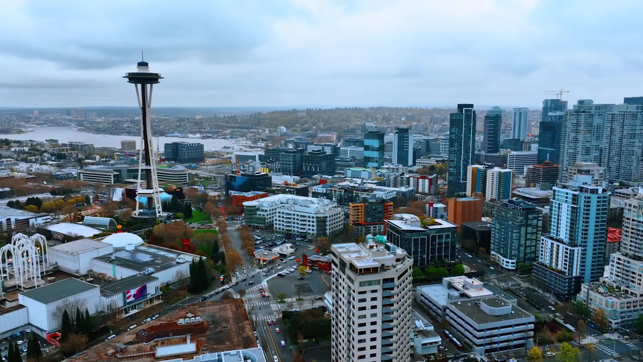 Panoraama Seattlesta, Washingtonista, Yhdysvalloista Space Needle -tornin kera. Amerikkalaisen kaupungin maamerkki lintuperspektiivistä.
