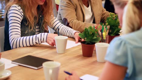 Lässiges-Business-Team,-Das-Während-Der-Besprechung-Notiz-Nimmt